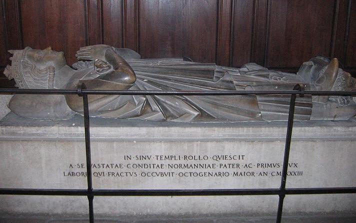 Fil:Grave of Rollo of Normandy.jpg